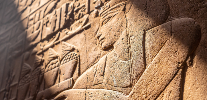 Touristen erkunden die Stadt mit einem lokalen Reiseleiter nach der Ankunft in Tansania Safari.