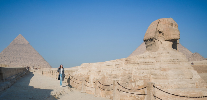 Touristen erkunden die Stadt mit einem lokalen Reiseleiter nach der Ankunft in Tansania Safari.