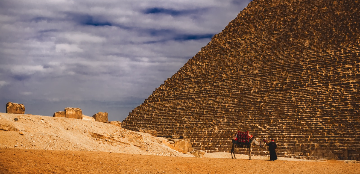 Touristen erkunden die Stadt mit einem lokalen Reiseleiter nach der Ankunft in Tansania Safari.